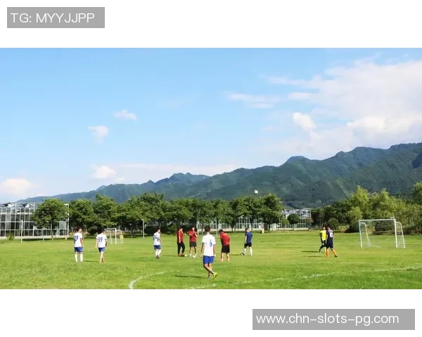 大连校园足球热潮兴起学生们在绿茵场上挥洒青春与梦想